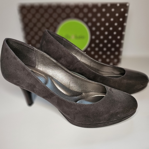 KELLY & KATIE PUMPS, SIZE 8 - Picture 3 of 9